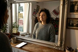 Stima de sine - ghid complet pentru încrederea în sine, respectul de sine și depășirea stimei de sine scăzute- faafirmații, oglindă, femeie, încredere